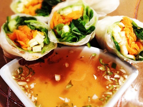 Sexy-Summer-Rolls-with-Spicy-Dipping-Sauce-480x360